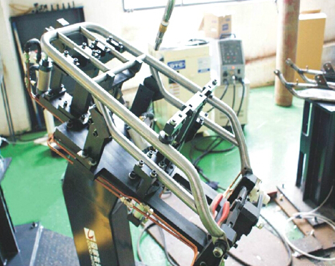 摩托車尾架機(jī)器人焊接